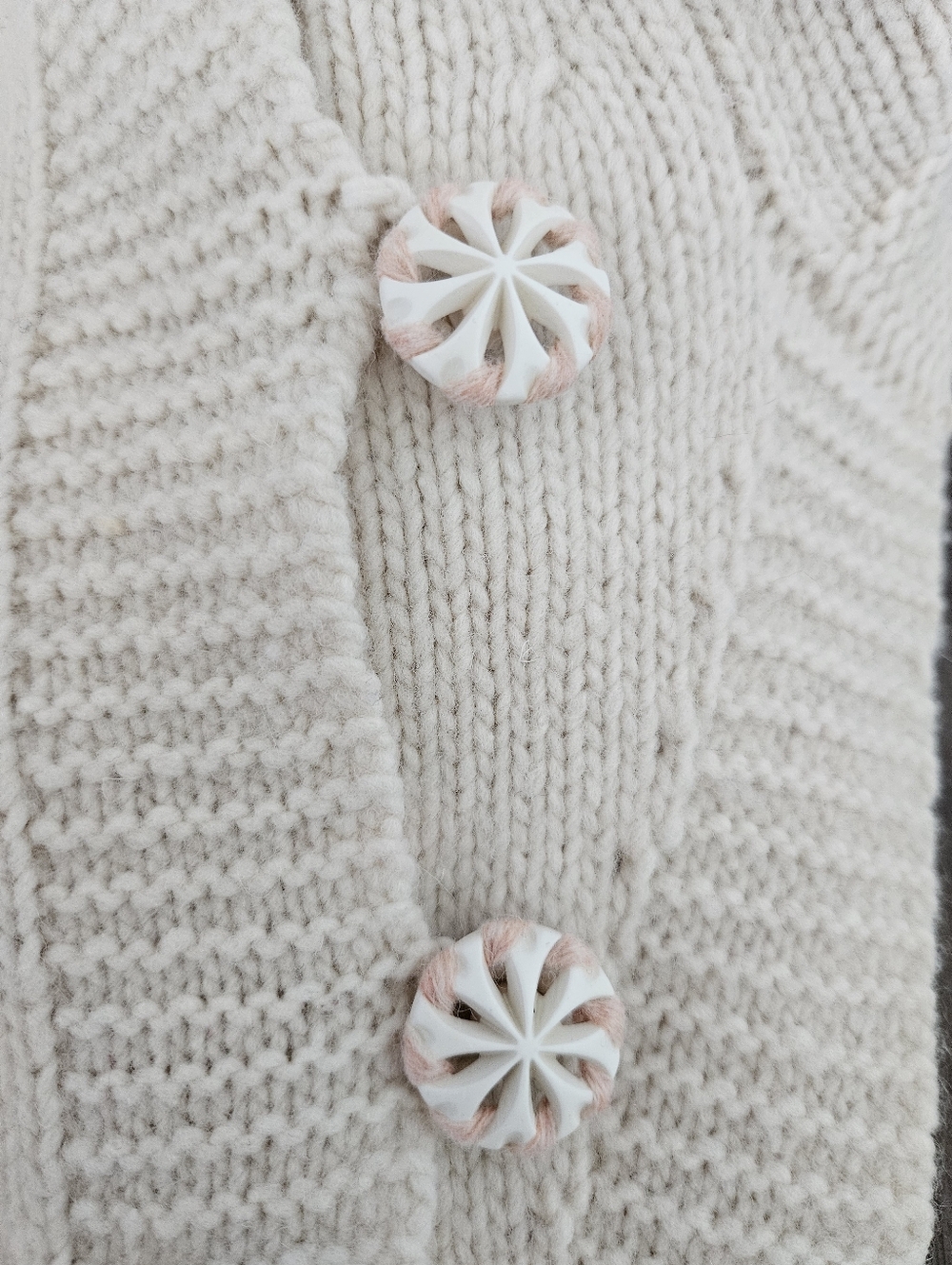 ANTHRO 3-D Roses Poncho - Picture 16 of 16